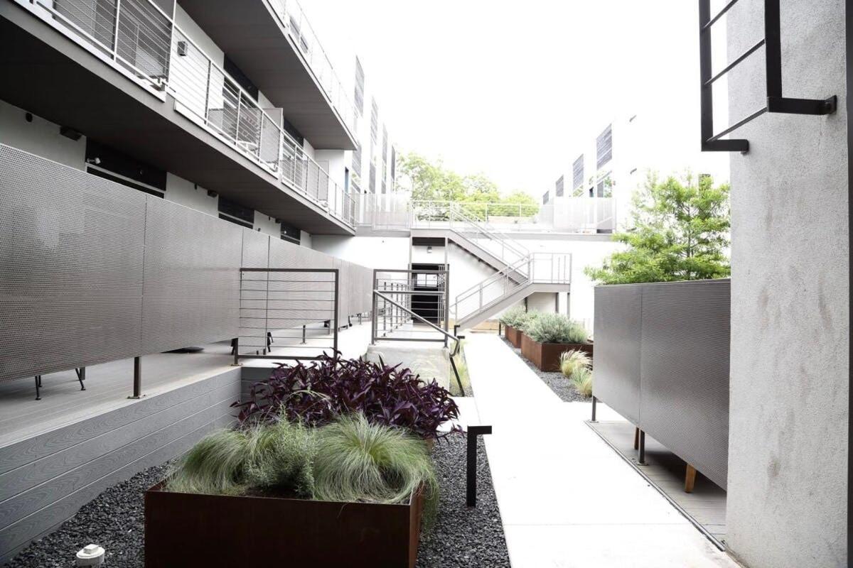 Walk To Downtown Ut Sports Famous Dining And Abundant Nightlife From This Luxury Condo W 3 Restaurants In The Complex 奧斯汀 外观 照片