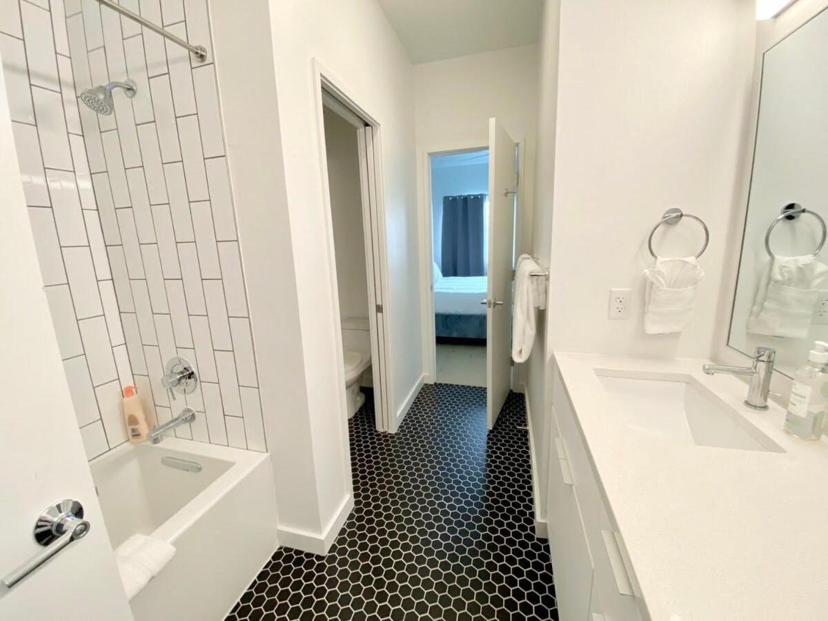 Walk To Downtown Ut Sports Famous Dining And Abundant Nightlife From This Luxury Condo W 3 Restaurants In The Complex 奧斯汀 外观 照片